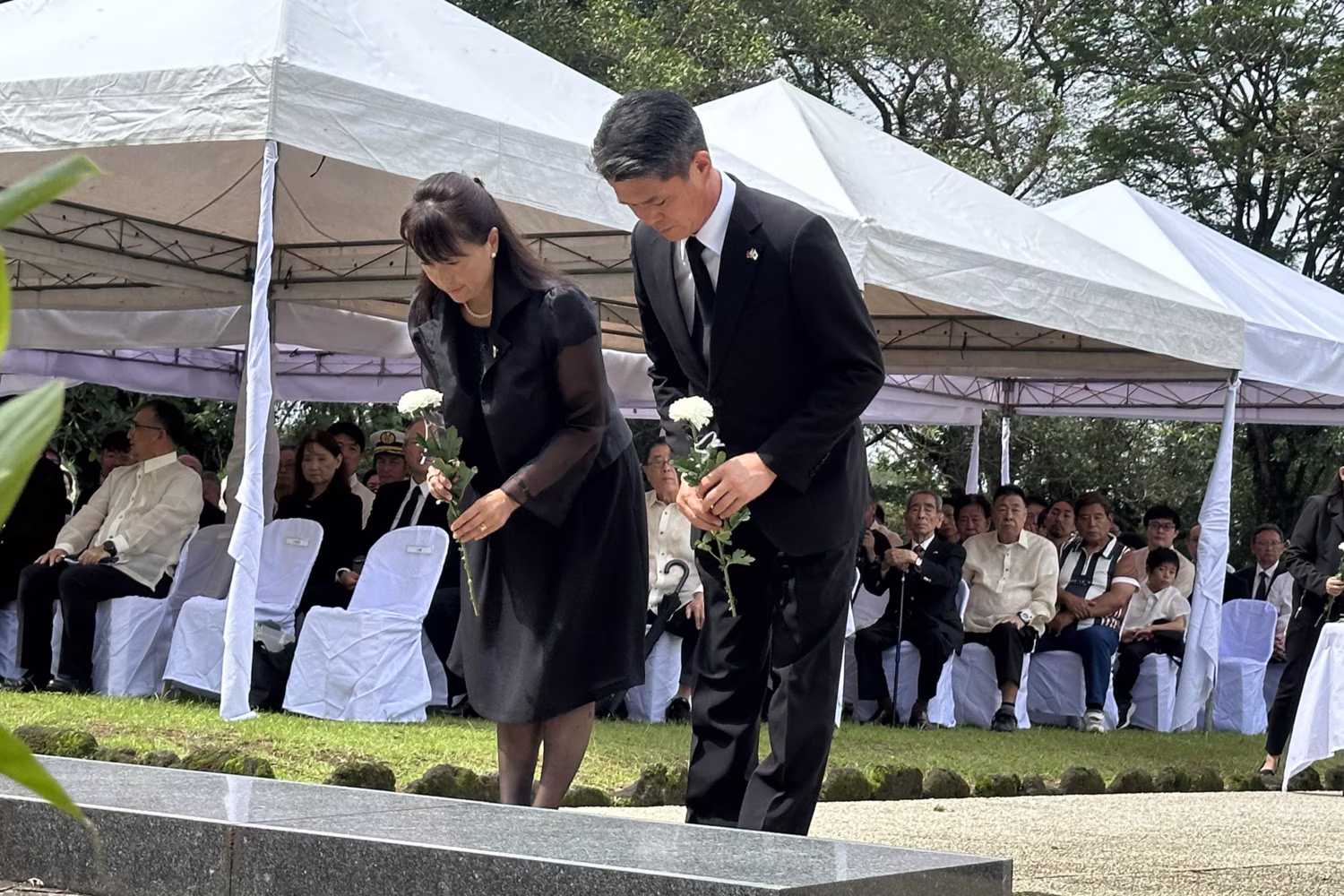 カリラヤの慰霊碑に献花する遠藤大使夫妻=15日、ラグナ州カビンティ町でロビーナ・アシド撮影 カリラヤの慰霊碑に献花する遠藤大使夫妻