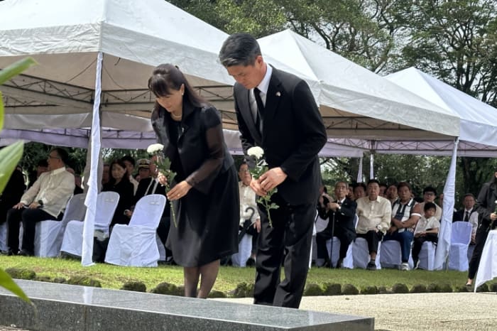 カリラヤの慰霊碑に献花する遠藤大使夫妻