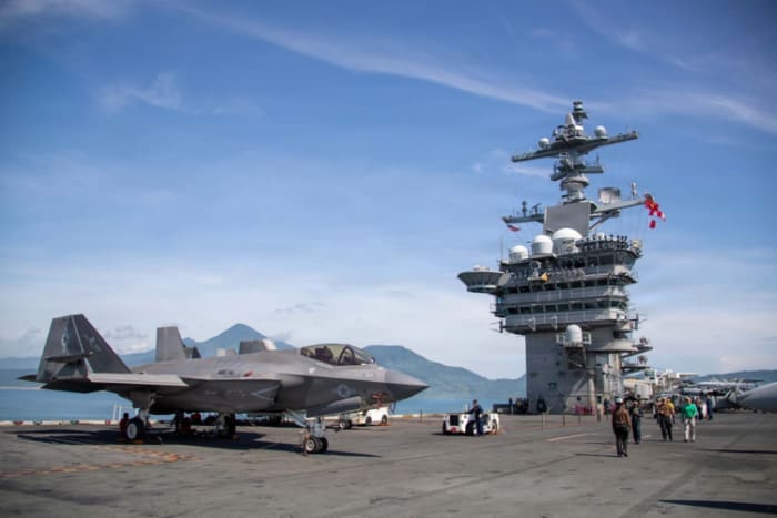 空母ジョージ・ワシントンの飛行甲板