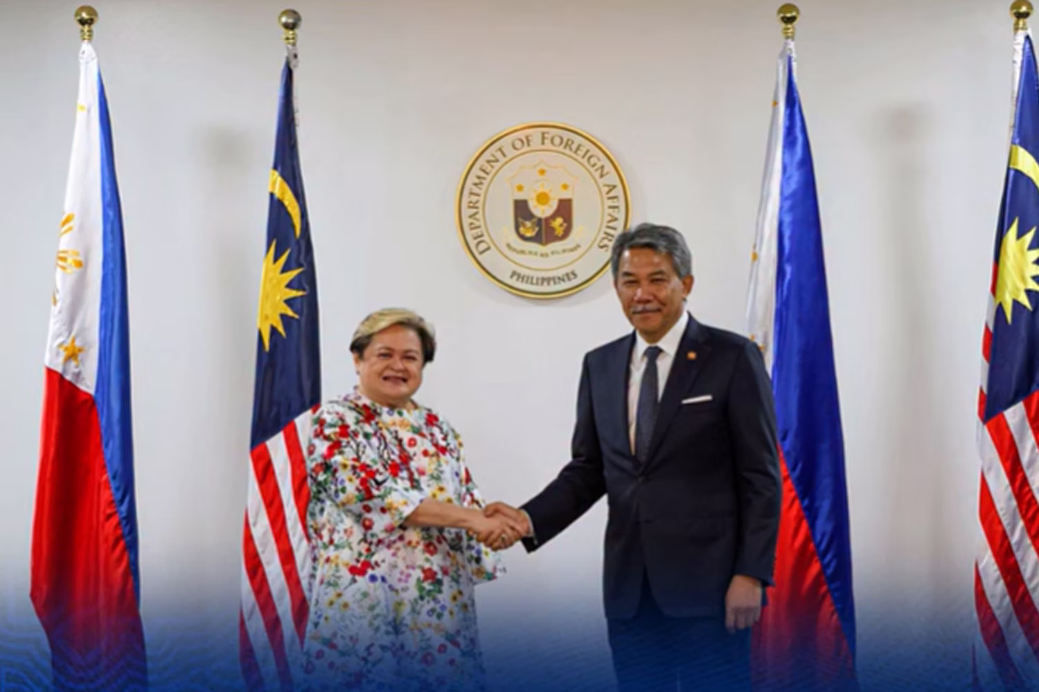 マレーシアのモハメド・ハサン外相（右）と比のラザロ外相