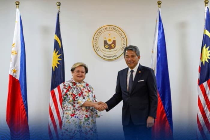 マレーシアのモハメド・ハサン外相(右)と比のラザロ外相