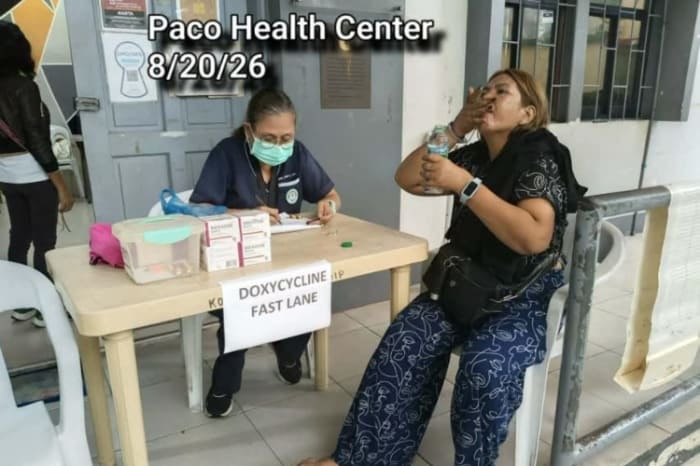 マニラ市パコ地区の保健所でレプトスピラ治療薬のドキシサイクリンを服用する市民