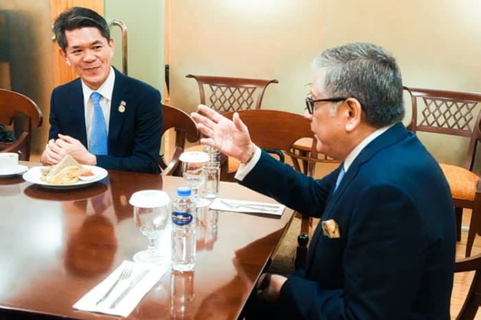 ラグダメオ大統領特別補佐官（右）を表敬訪問した遠藤大使