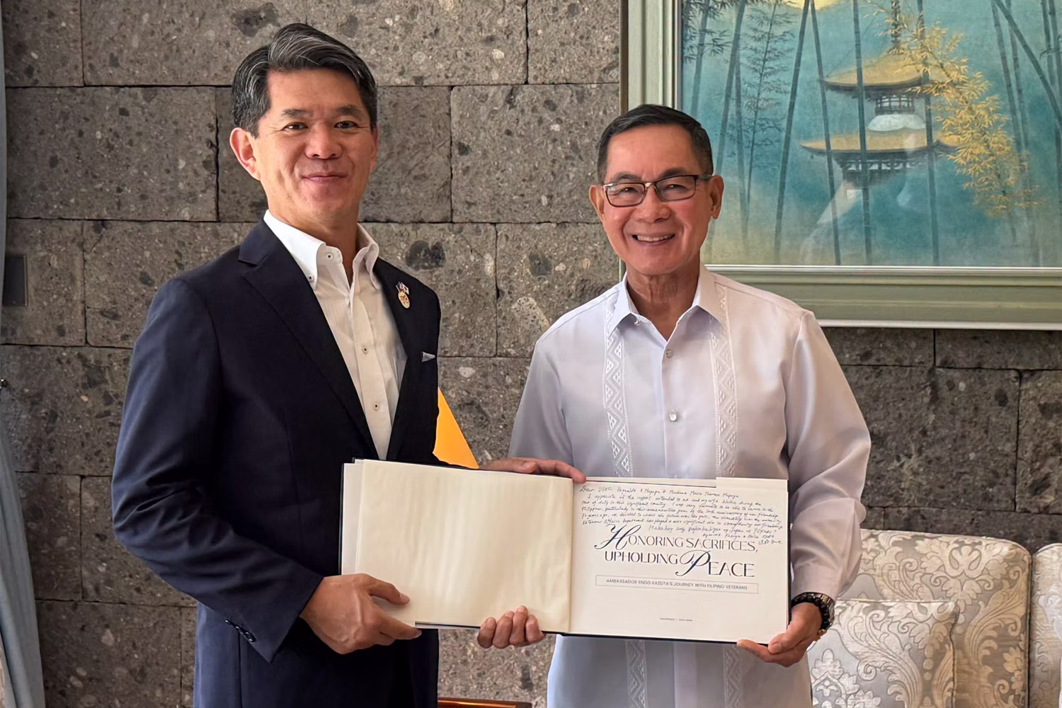 遠藤大使とレイナルド・マパグ長官（右）
