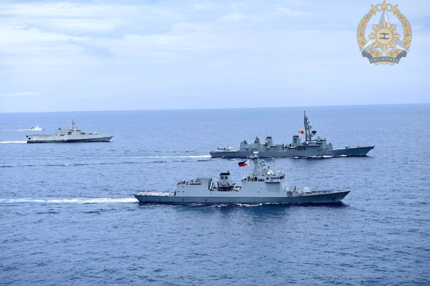 南シナ海で比米艦と共同活動を行った護衛艦ゆうだち（中央）