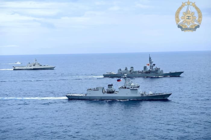 南シナ海で比米艦と共同活動を行った護衛艦ゆうだち(中央)