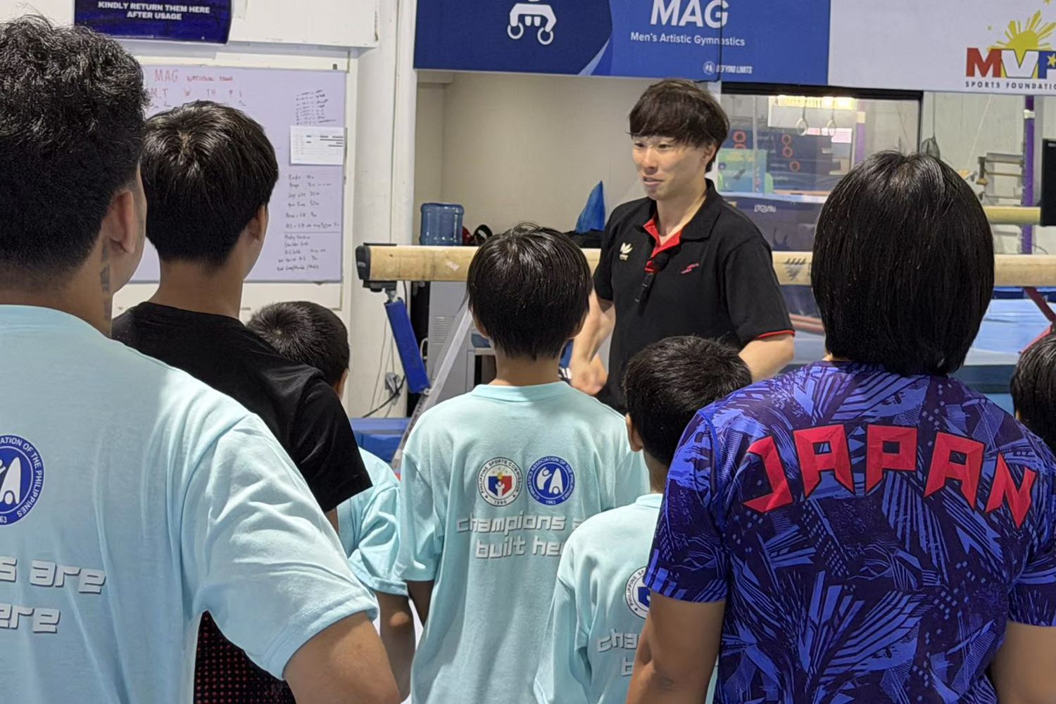 マニラ市イントラムロスのフィリピン体操協会体育館で選手らを指導する釘宮宗大コーチ