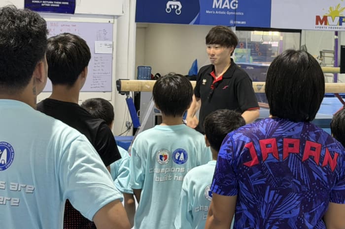 マニラ市イントラムロスのフィリピン体操協会体育館で選手らを指導する釘宮宗大コーチ