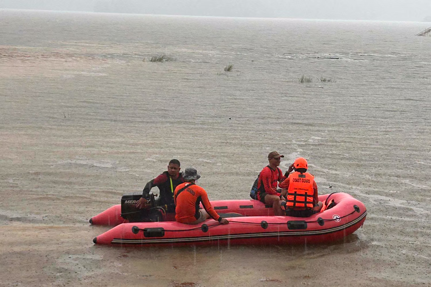 サンバレス州マパヌエペ湖での小型船転覆事故で、３人の行方不明者を捜索するＰＣＧ