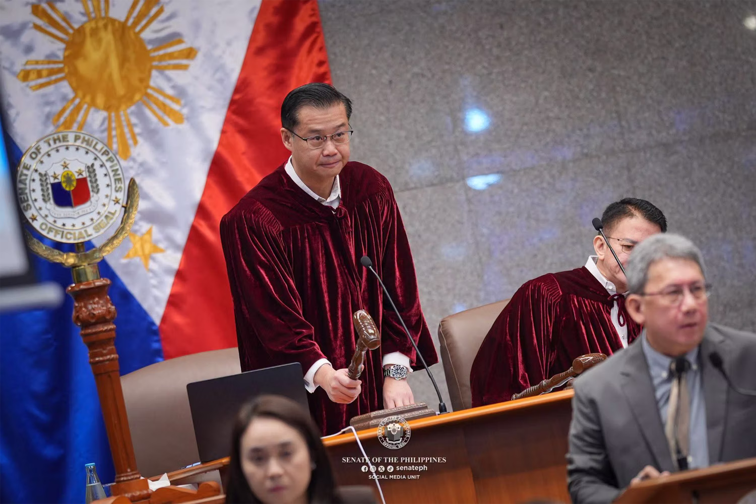 弾劾裁判で裁判長を務めるフランシス・エスクデロ上院議長