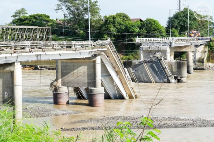 中央部分の橋桁が落下したアガナ橋