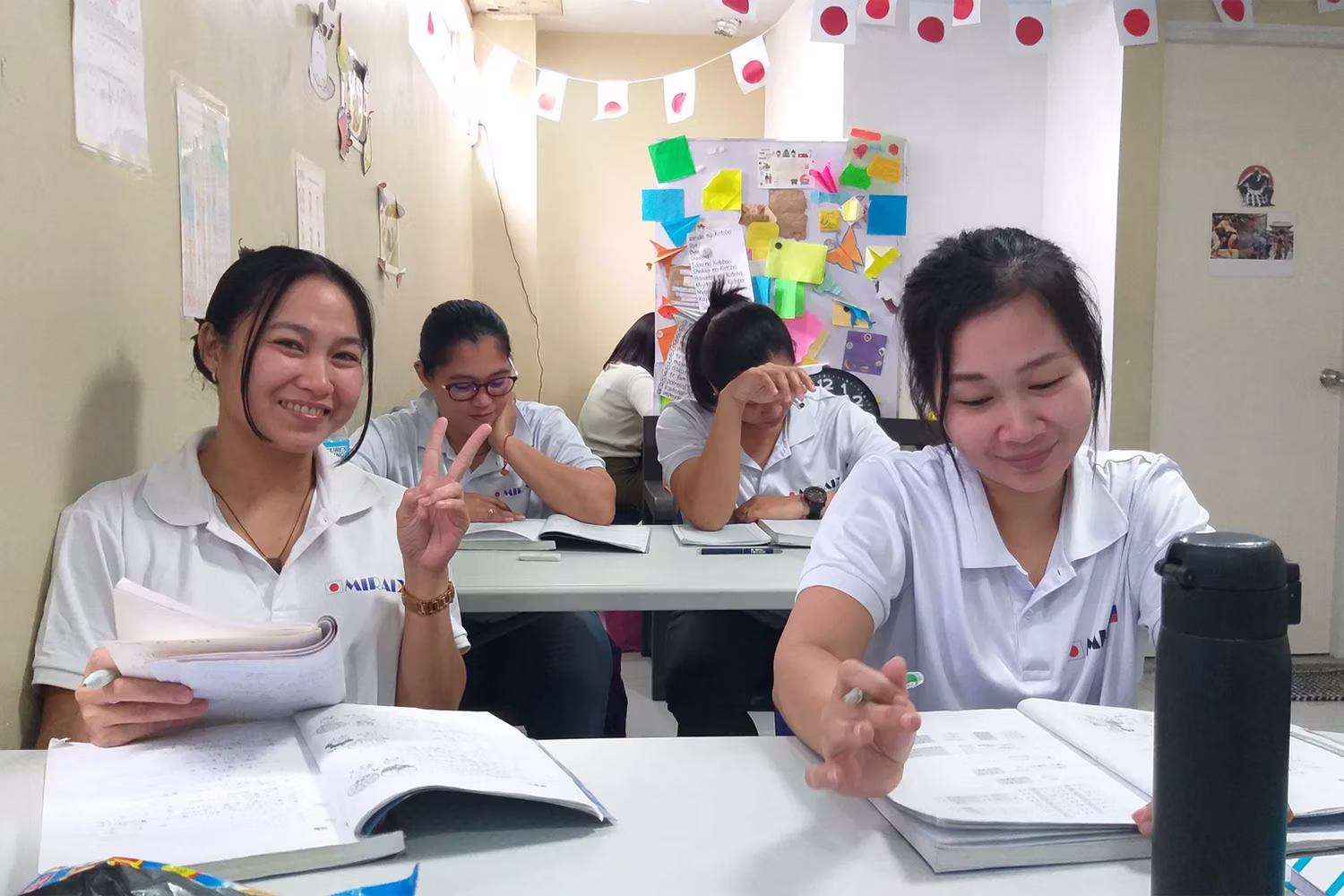MIRAIのセブ提携校で勉強を重ねる受講生ら