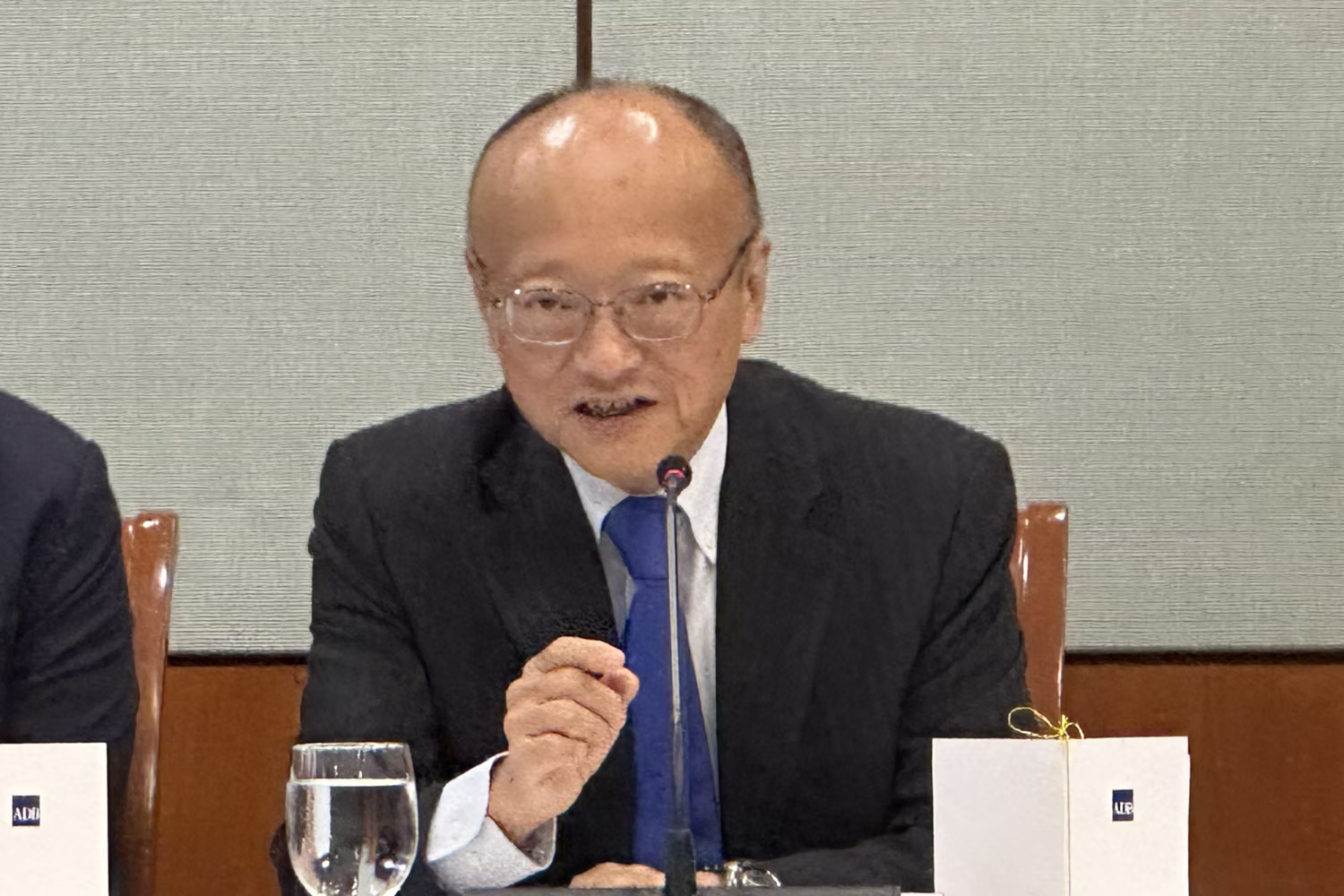 記者会見で質問に答えるアジア開発銀行（ＡＤＢ）の神田眞人総裁
