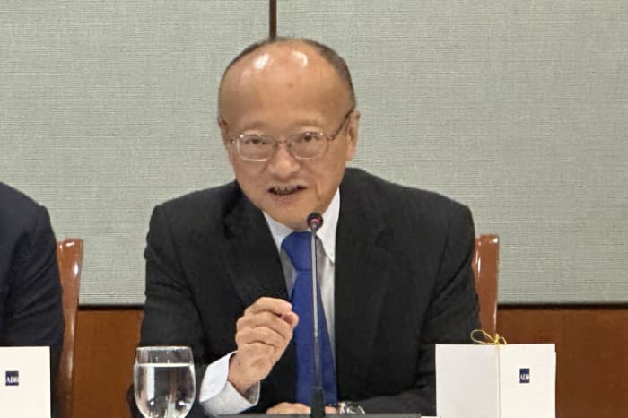 記者会見で質問に答えるアジア開発銀行(ADB)の神田眞人総裁