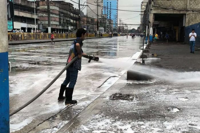 洪水対策の一環として実施されている道路の洗浄作業