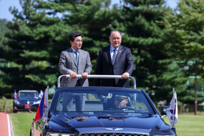 安国防相（左）による歓迎セレモニーを受けたテオドロ国防相