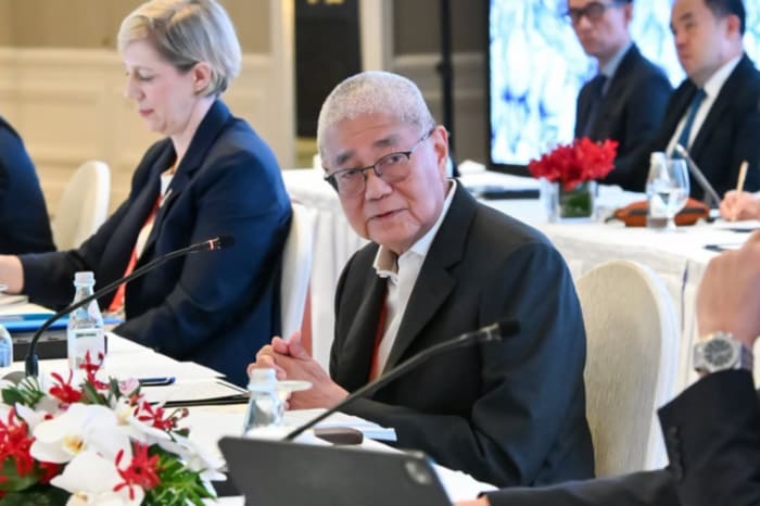 レモロナ比中銀総裁（中央）