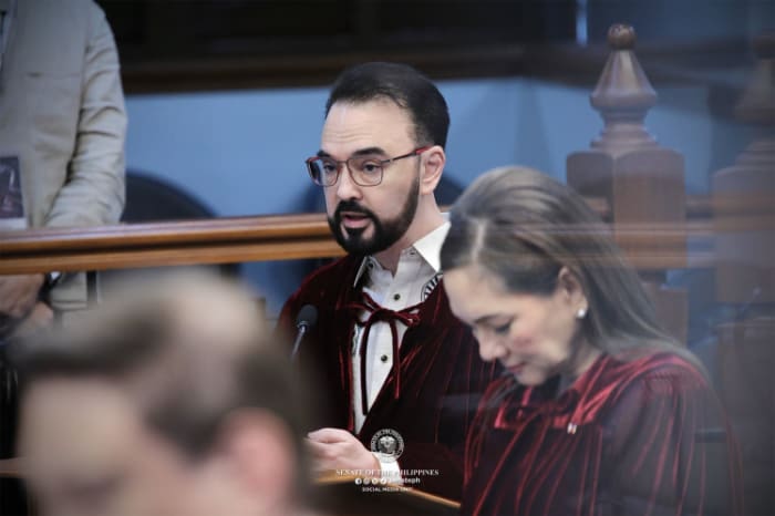 ７日の弾劾裁判審理に参加したアランピーター・カエタノ上院議員