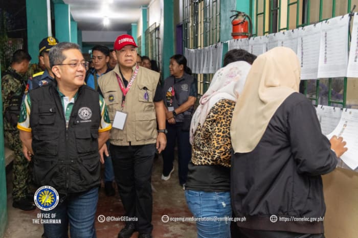 投票場を視察した中央選管のガルシア委員長
