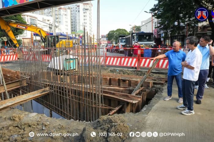 マリキナ市での排水改善工事を視察するディソン公共事業道路相