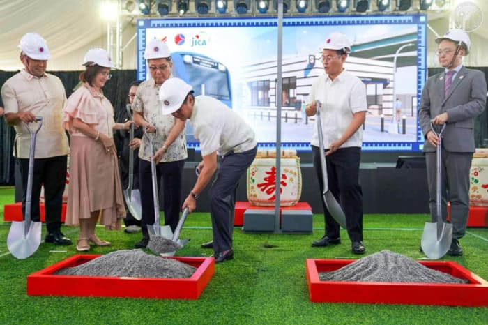 「NAIA第3ターミナル駅」の起工式に出席したマルコス大統領ら