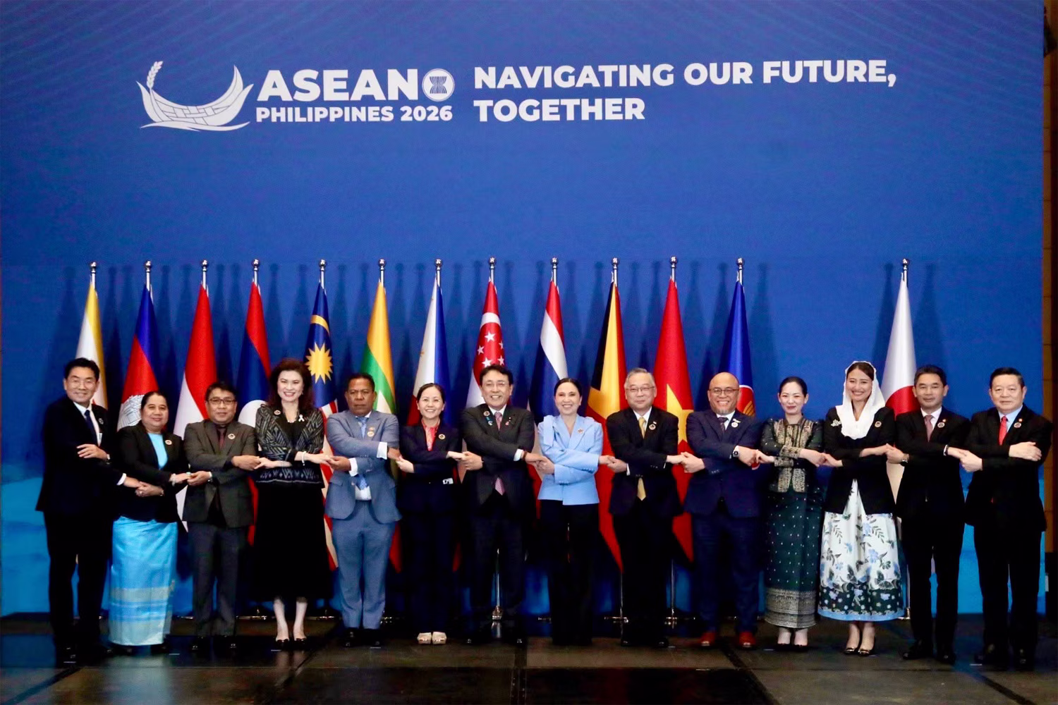 パサイ市のフィリピン国際コンベンションセンターで開催された第32回ASEAN経済大臣会合の出席者ら