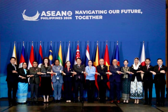 パサイ市のフィリピン国際コンベンションセンターで開催された第32回ASEAN経済大臣会合の出席者ら