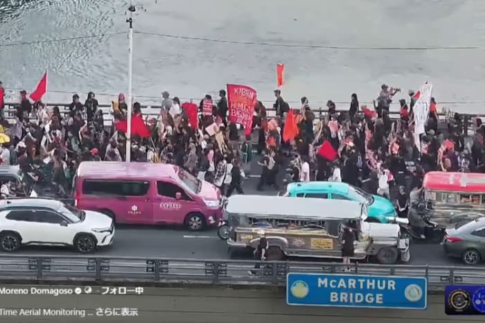 マニラ市レクト通りを行進するデモ参加者