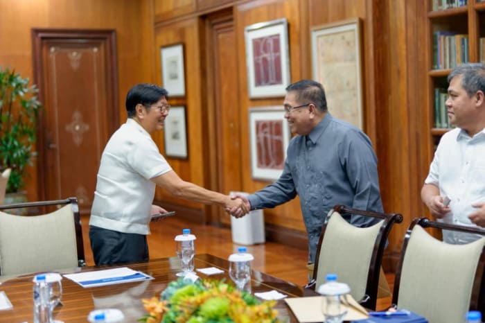 マカクア暫定首相（中央）と会談した大統領（左）