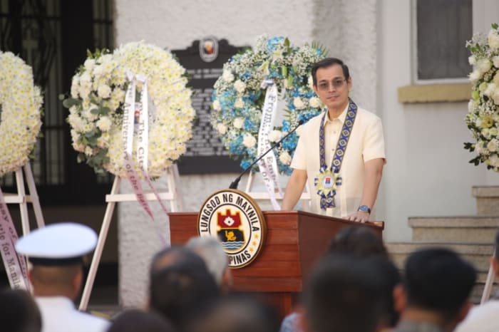 マニラ市街戦81周年記念式典で演説するモレノ市長
