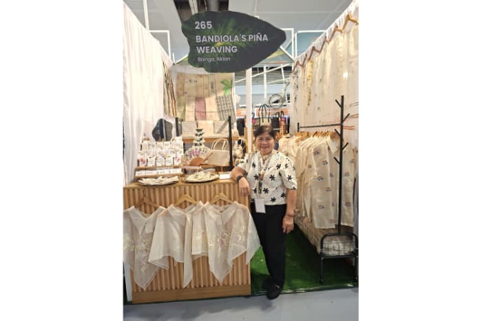 全国トレードフェアではアクラン州から伝統的なピニャ織り製品などが出展されている