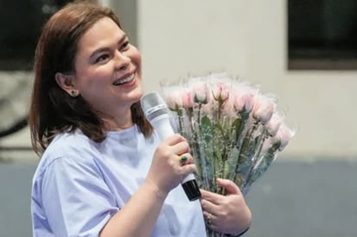 バレンタインデーにバラの花束のプレゼントを贈られるサラ副大統領