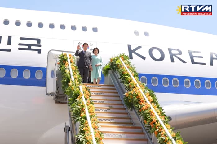 ビリヤモール空軍基地に到着した韓国の李在明大統領夫妻