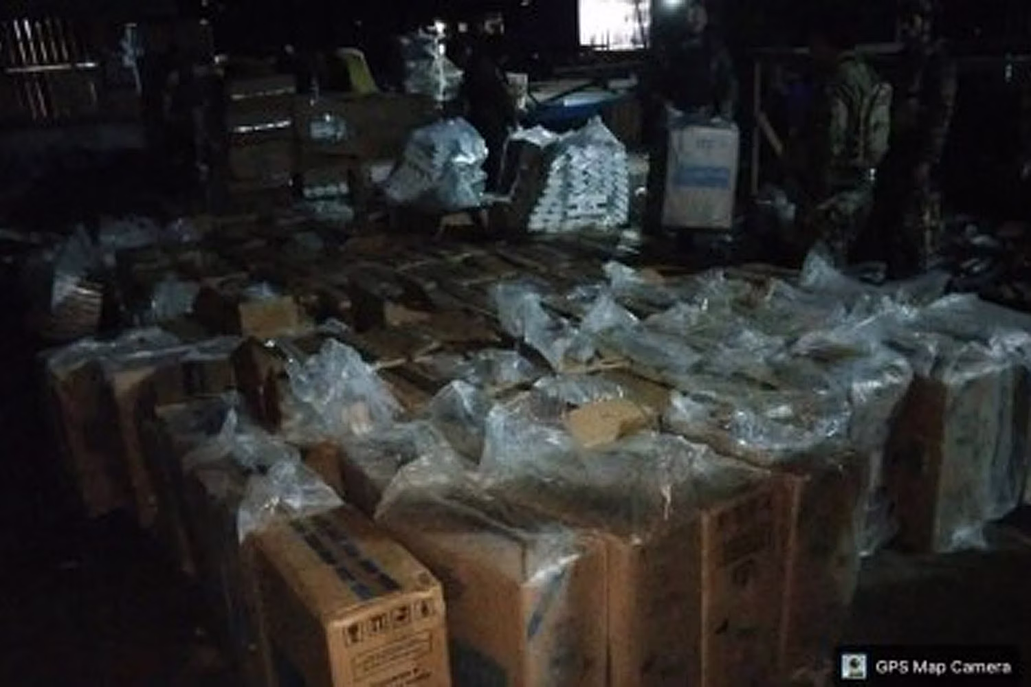26日に南ラナオ州マラバン沿岸の住宅地付近で発見された約1280万ペソ相当の密輸たばこ