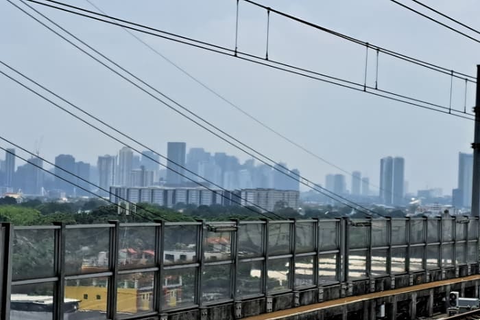 首都圏でも19日にスモッグがかかったような大気が拡がった