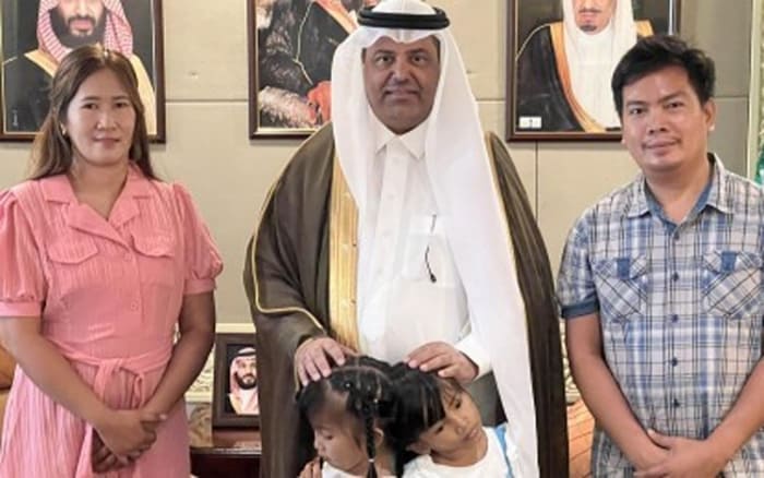 リヤドへ出発する前に在比サウジアラビア大使館を訪問した双子のクレア・アンさん、モーリス・アン・ミサさんと両親。