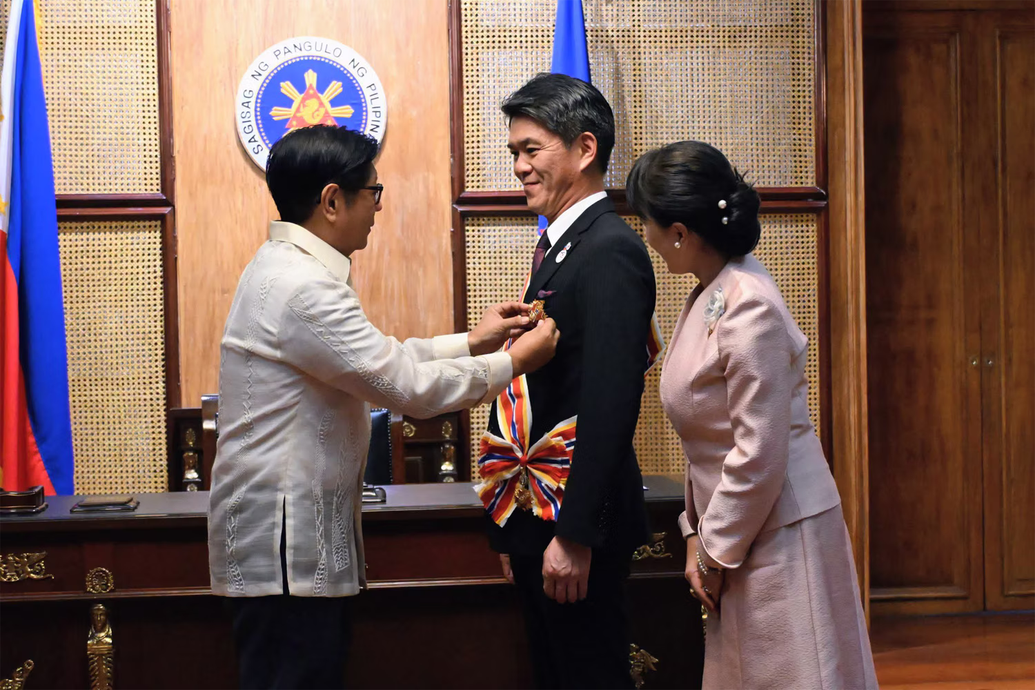 President Marcos confers the Order of Sikatuna on Ambassador Endo while his wife, Akiko, looks on. Japan Information and Culture Center