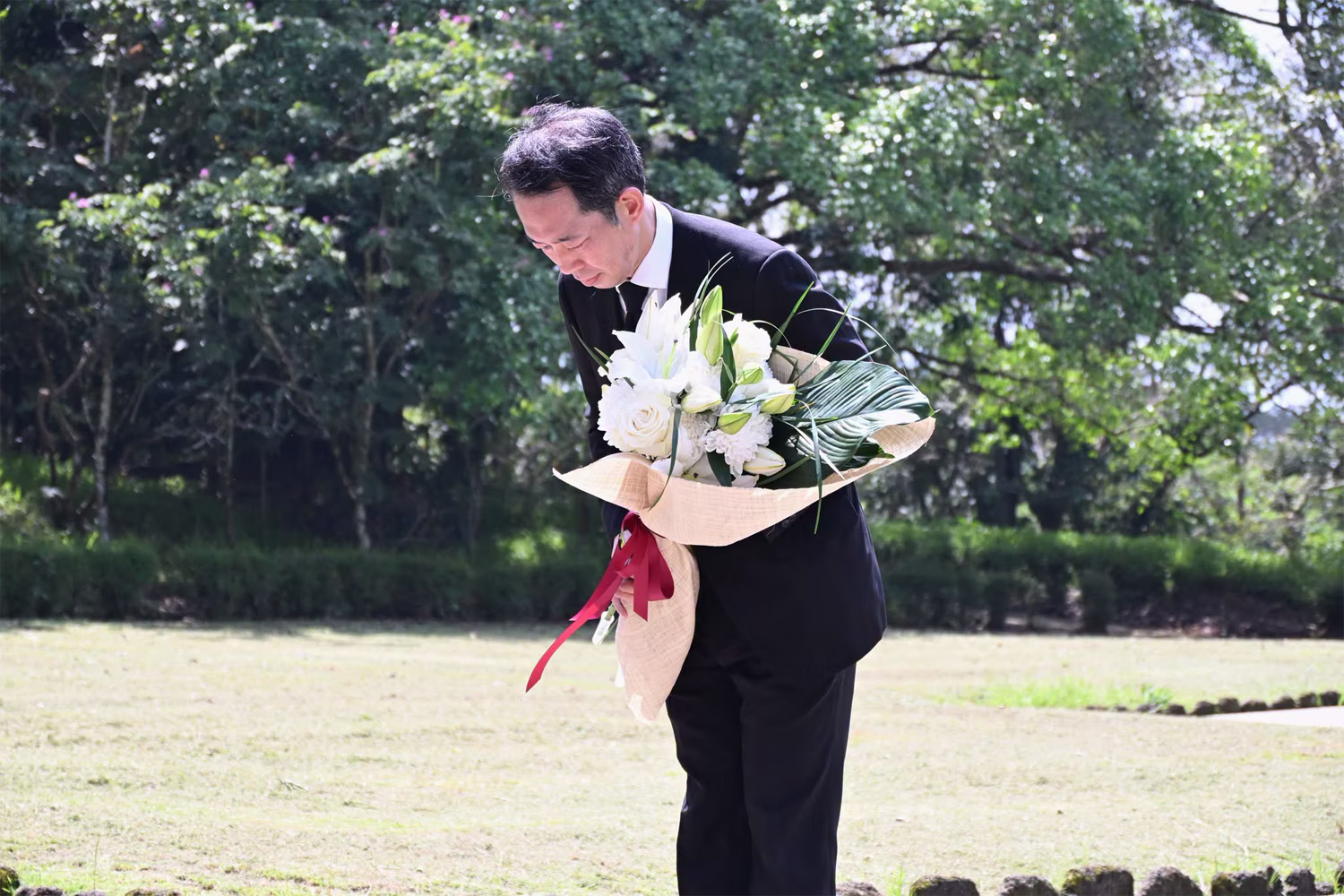 慰霊碑に献花する北川克郎次期駐比大使