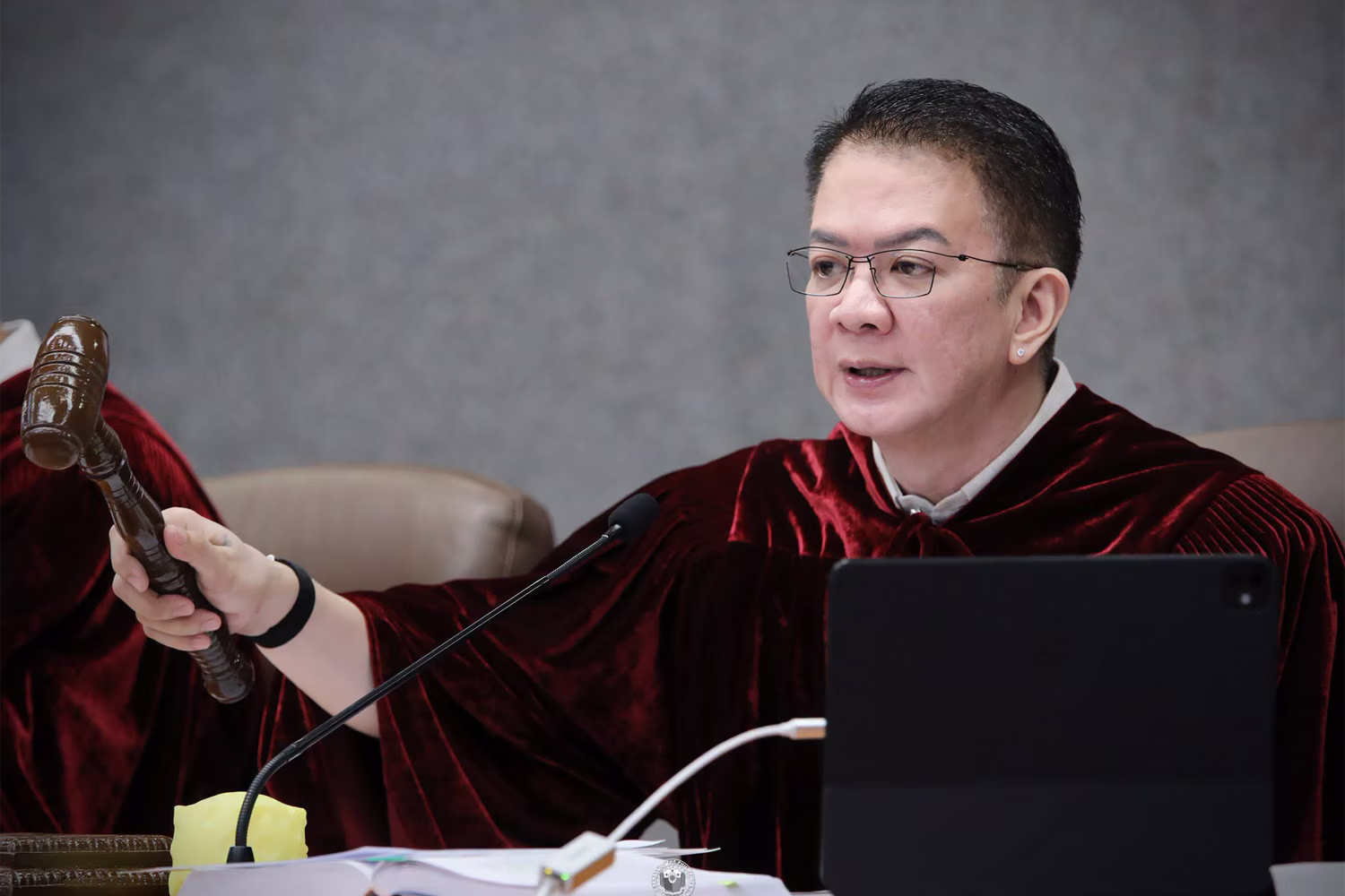 上院弾劾裁判所のエスクデロ裁判長