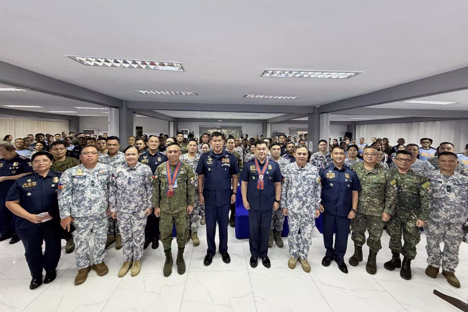 合同地震防災演習「パグササナイ・サンラカス」のＰＣＧ、国軍、ＰＮＰ各組織参加者ら
