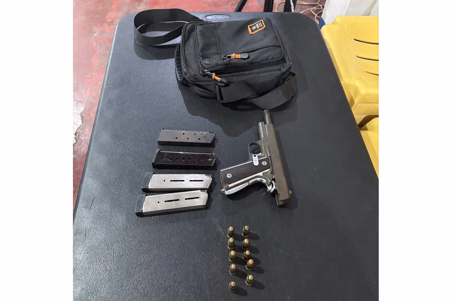 男子生徒が教室に持ち込んでいた拳銃