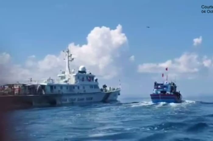パグアサ島付近に出現した中国海警局船（左）