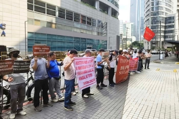 マカティ市のＧＴタワー前で抗議活動を行った比トヨタの元従業員ら