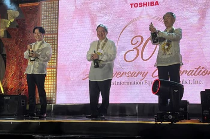 操業30周年記念式典で祝う東芝情報機器フィリピン幹部ら