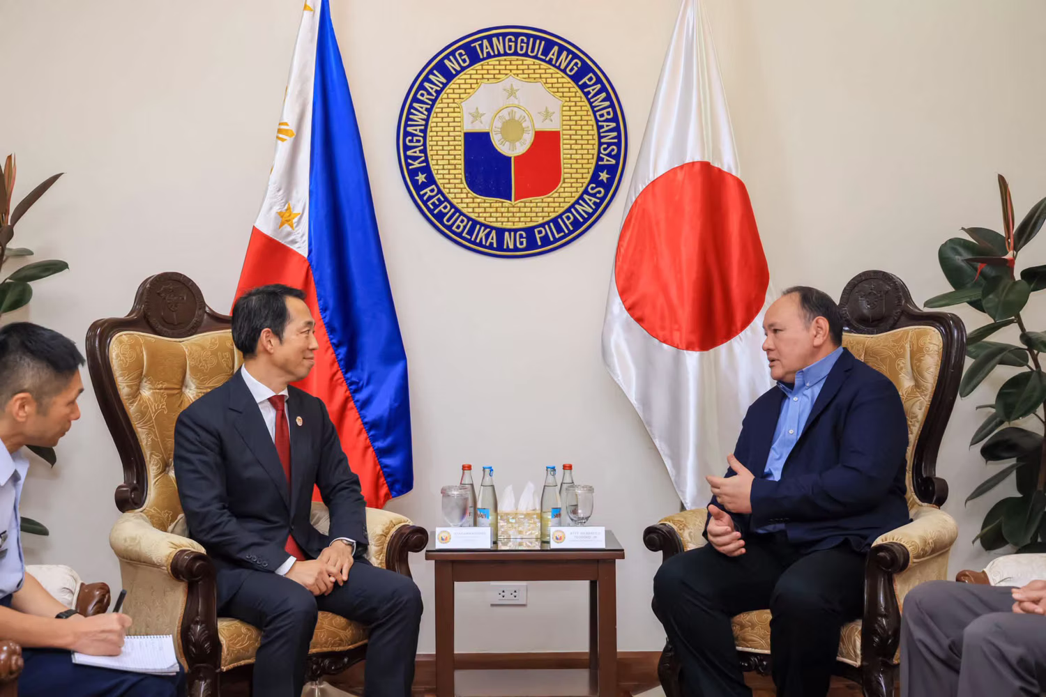 北川大使（左）とテオドロ国防相