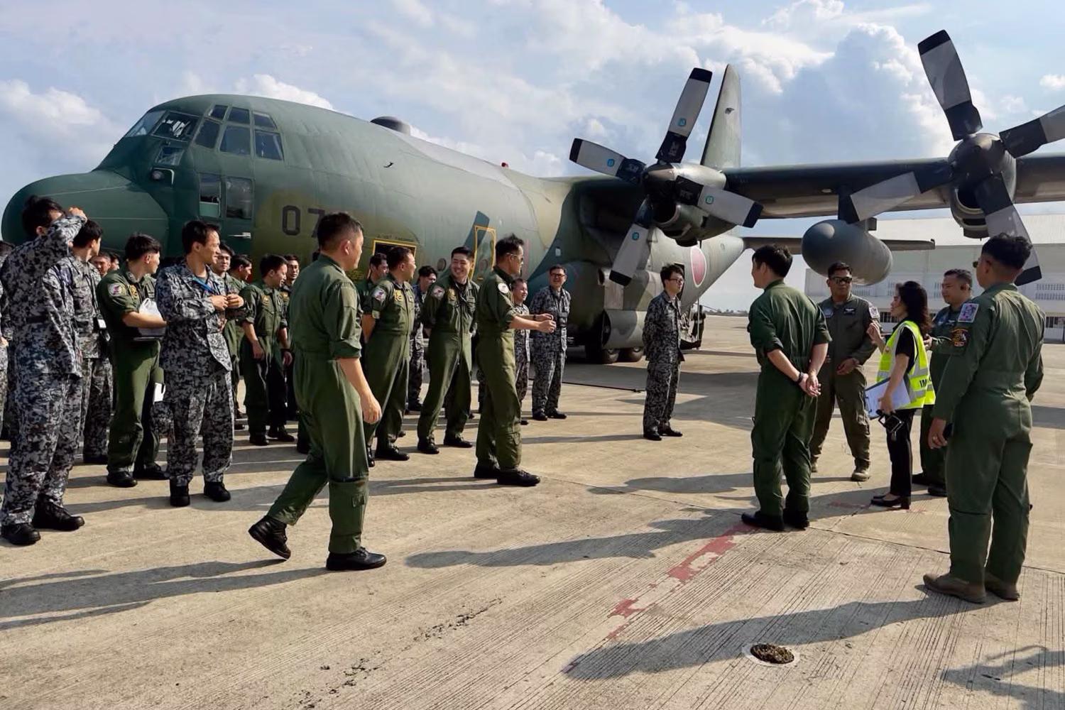 エブエン空軍基地に到着した空自機とそれを迎える比空軍