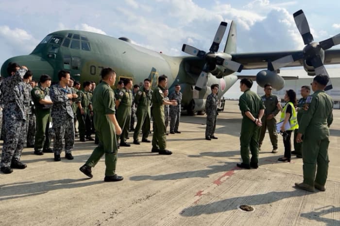 エブエン空軍基地に到着した空自機とそれを迎える比空軍