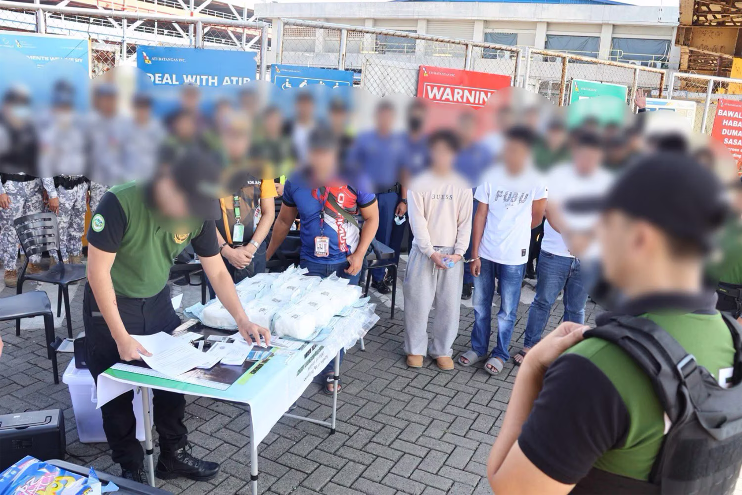 ＰＣＧとＰＤＥＡの合同部隊が押収した覚醒剤と、逮捕された容疑者ら