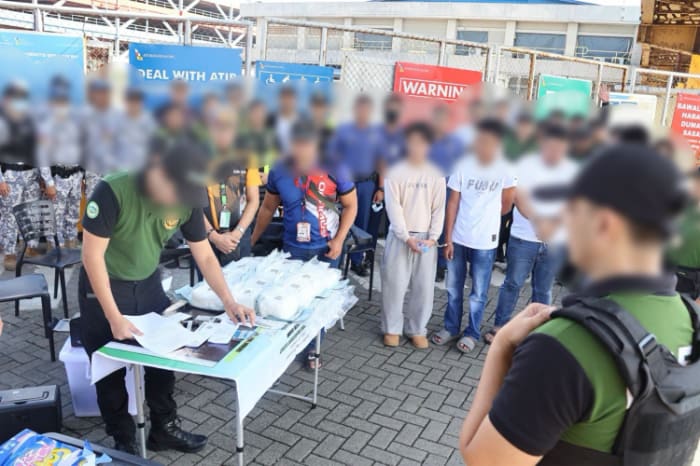 ＰＣＧとＰＤＥＡの合同部隊が押収した覚醒剤と、逮捕された容疑者ら