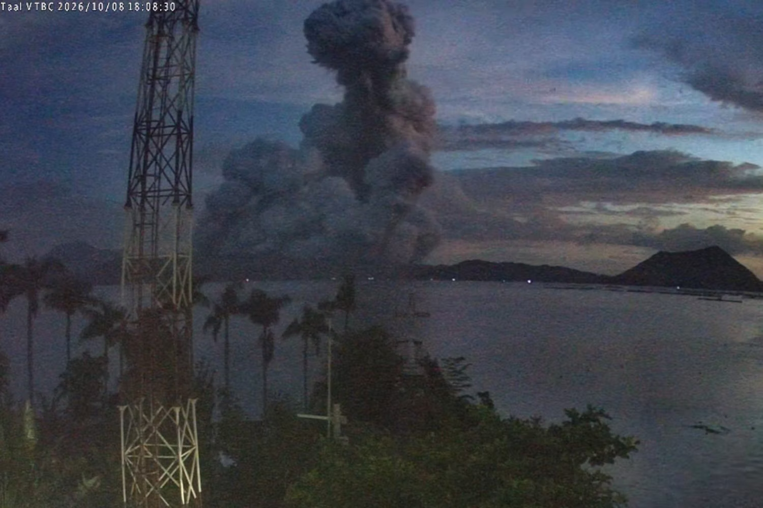 小規模な水蒸気マグマ噴火が発生したタール火山